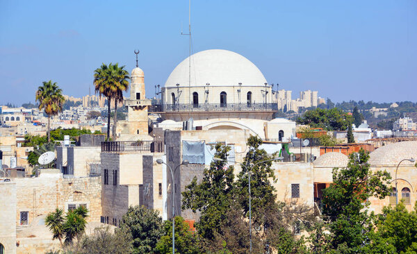 ИЕРУСАЛИМ - 26 11 2016: Купол мечети в Иерусалиме, считающийся святейшим городом для христиан и евреев, был одним из самых ранних городов, завоеванных мусульманскими арабами.