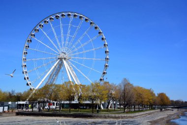 MONTREAL CANADA - 07: 30: La Grande Roue de Montreal Kanada 'nın en yüksek dönme dolap size şehri ve çevresini 60 metre havadan görme imkanı verir.