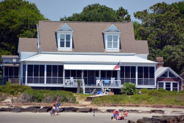 CHARLESTON Güney CAROLINA ABD - 27 Haziran 2016: Batarya boyunca tarihi evler 18. yüzyıl Gürcistan 'da Charleston, Güney Carolina' da inşa edilen ev inşaatının mükemmel bir örneği