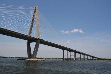 CHARLESTON SC USA - 26 Haziran 2916 - Arthur Ravenel Jr. Köprüsü, Güney Carolina 'da Cooper Nehri üzerinde Charleston şehir merkezini Mount Pleasant' a bağlayan kablolu köprü..