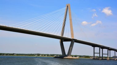 CHARLESTON SC USA - 26 Haziran 2916 - Arthur Ravenel Jr. Köprüsü, Güney Carolina 'da Cooper Nehri üzerinde Charleston şehir merkezini Mount Pleasant' a bağlayan kablolu köprü..