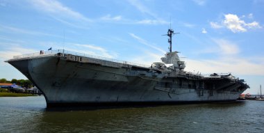 CHARLESTON SC USA - 06: 24 2016: USS Yorktown, 2. Dünya Savaşı sırasında ABD Donanması için inşa edilen 24 Essex sınıfı uçak gemisinden biridir. Adını Amerikan Devrimci Savaşı 'ndaki Yorktown Muharebesi' nden almıştır.
