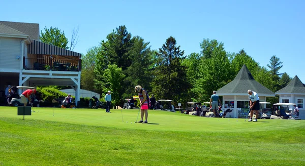 Menschen Spielen Golf Auf Der Grünen Wiese — Stockfoto