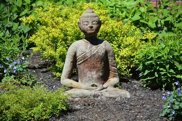 Bromont Quebec Canada 2021 Buda Durante Primavera Jardín — Foto de Stock