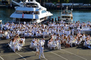 VICTORIA BC CANADA - 19 Haziran 2015: Diner en Blanc gerçekleşecek. Binlerce insan, beyazlar içinde, edep, zarafet ve görgü kurallarıyla hareket ediyorlar.