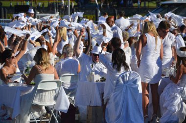 VICTORIA BC CANADA - 19 Haziran 2015: Diner en Blanc gerçekleşecek. Binlerce insan, beyazlar içinde, edep, zarafet ve görgü kurallarıyla hareket ediyorlar.