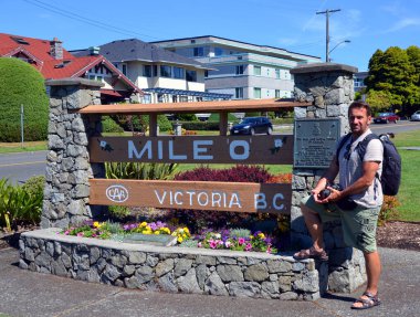 VICTORIA BC CANADA - 23 Haziran 2015: Trans-Kanada Otoyolu, dört batı eyaletinde 1 numaralı otoyol olarak tanımlanmıştır, Victoria, British Columbia 'da (