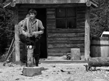 VANCOUVER BC CANADA - 27 Haziran 2015: Grouse Dağı kereste gösterisinde kereste testere gösterisi, Grouse Dağı 'nın tepesinde yeteneklerini sergileyen şampiyon sanatçılardan oluşan bir ekip sunar.. 