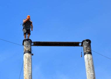VANCOUVER BC CANADA - 27 Haziran 2015: Grouse Dağı Kereste Gösterisinde kütük tırmanışı, Grouse Dağı 'nın tepesinde yeteneklerini sergileyen şampiyon sanatçılardan oluşan bir ekibe ev sahipliği yapıyor..