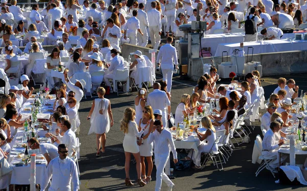 Victoria Canada Giugno 2015 Terrà Diner Blanc Migliaia Persone Vestite — Foto Stock