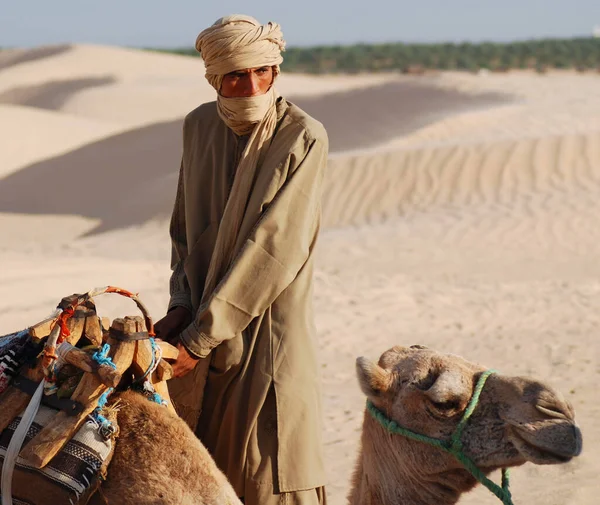 Douz Tunisia 10月12 身元不明のベドウィンの男は 2007年10月12日にチュニジアのドゥズでサハラ砂漠で伝統的な服を着ています ベドウィンは主に砂漠のアラブ民族の一部である — ストック写真