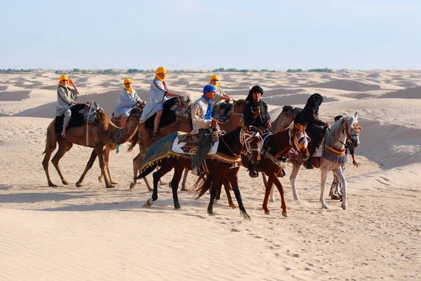 Douz Sahara Desert Οκτωβριοσ Τουρίστες Οδηγούν Καμήλες Καθοδηγείται Από Τους — Φωτογραφία Αρχείου