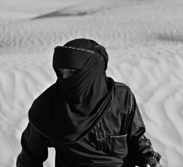 Douz Tunisia 10月12 身元不明のベドウィンの男は 2007年10月12日にチュニジアのドゥズでサハラ砂漠で伝統的な服を着ています ベドウィンは主に砂漠のアラブ民族の一部である — ストック写真