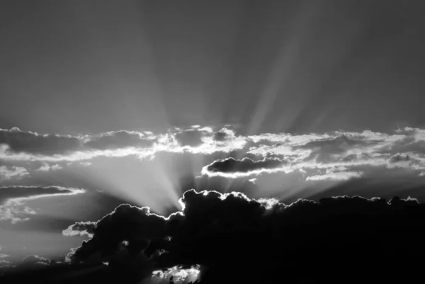 Photo Noir Blanc Beaux Nuages Dans Ciel — Photo