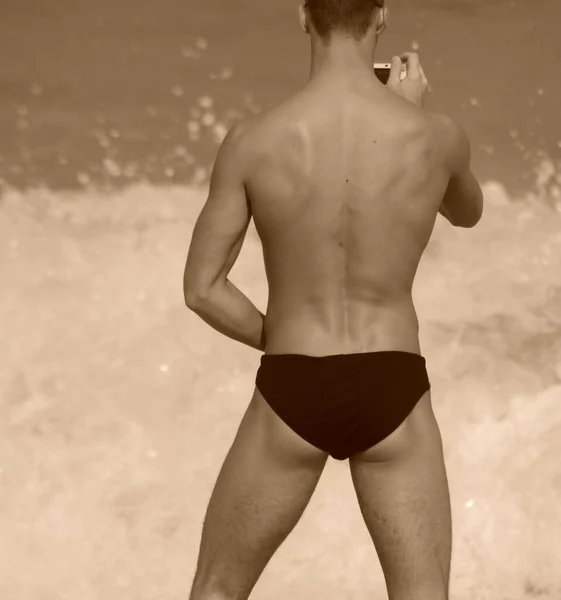 海のビーチで男のバックビュー — ストック写真