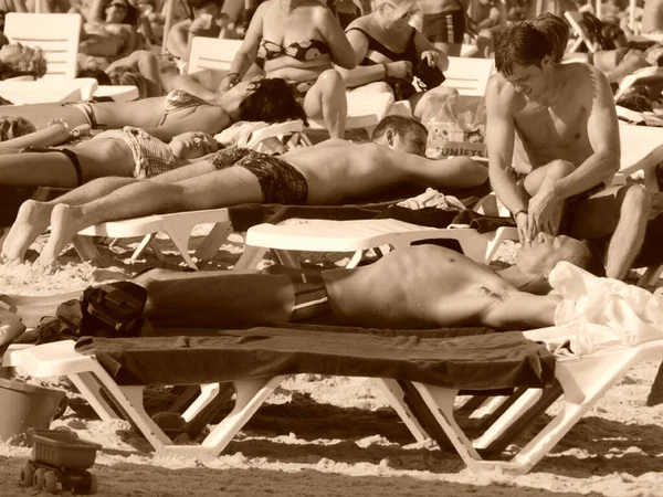 Groupe Personnes Reposant Sur Plage Mer — Photo