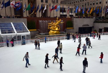 NEW YORK ŞEHRİ AMERİKA ÜNİTESİ - 10 02 2013: The Rink at Rockefeller Center, New York 'un en önemli kış etkinliklerinden biridir. Bu gelenek her zaman tatlıdır..