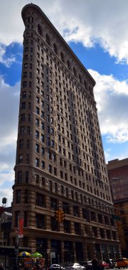 NEW YORK CITY - 28 Ekim 2012 'de New York' taki Tarihi Flatiron Binası 'nda görüldü. Manhattan 'ın Beşinci Bulvarı' ndaki bu ikonik üçgen bina 1902 'de tamamlandı..
