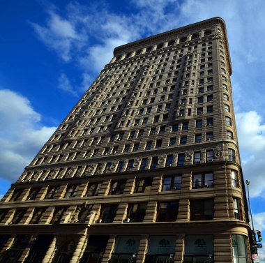 NEW YORK CITY - 28 Ekim 2012 'de New York' taki Tarihi Flatiron Binası 'nda görüldü. Manhattan 'ın Beşinci Bulvarı' ndaki bu ikonik üçgen bina 1902 'de tamamlandı.. 