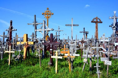 SIAULIAI, LITHUANIA - 15 Eylül 2015: Litvanya bayrağı ve 400.000 'den fazla haç ve haç tepe manzarası, 1800' lere çapraz iz bırakma geleneği olduğu düşünülen