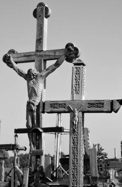 SIAULIAI, LITHUANIA - 15 Eylül 2015: Litvanya bayrağı ve 400.000 'den fazla haç ve haç tepe manzarası, 1800' lere çapraz iz bırakma geleneği olduğu düşünülen