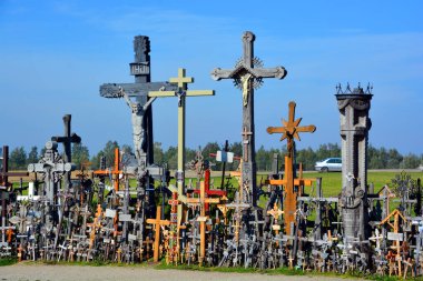 SIAULIAI, LITHUANIA - 15 Eylül 2015: Litvanya bayrağı ve 400.000 'den fazla haç ve haç tepe manzarası, 1800' lere çapraz iz bırakma geleneği olduğu düşünülen