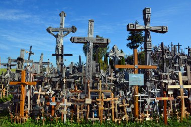 SIAULIAI, LITHUANIA - 15 Eylül 2015: Litvanya bayrağı ve 400.000 'den fazla haç ve haç tepe manzarası, 1800' lere çapraz iz bırakma geleneği olduğu düşünülen