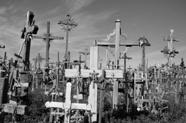 SIAULIAI, LITHUANIA - 15 Eylül 2015: Litvanya bayrağı ve 400.000 'den fazla haç ve haç tepe manzarası, 1800' lere çapraz iz bırakma geleneği olduğu düşünülen 