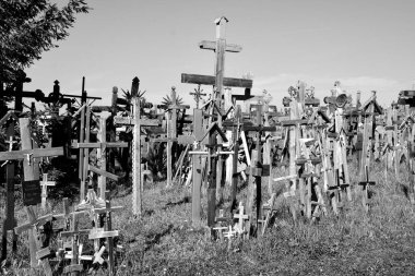 SIAULIAI, LITHUANIA - 15 Eylül 2015: Litvanya bayrağı ve 400.000 'den fazla haç ve haç tepe manzarası, 1800' lere çapraz iz bırakma geleneği olduğu düşünülen 