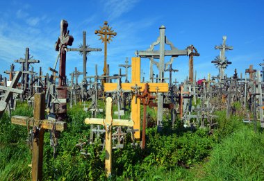 SIAULIAI, LITHUANIA - 15 Eylül 2015: Litvanya bayrağı ve 400.000 'den fazla haç ve haç tepe manzarası, 1800' lere çapraz iz bırakma geleneği olduğu düşünülen 