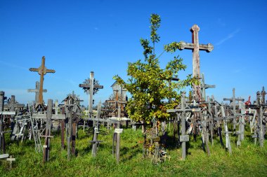 SIAULIAI, LITHUANIA - 15 Eylül 2015: Litvanya bayrağı ve 400.000 'den fazla haç ve haç tepe manzarası, 1800' lere çapraz iz bırakma geleneği olduğu düşünülen 