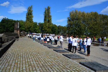 AUSCHWitz BIRKENAU POLAND - 09: 17: Genç Irsareli, eski Alman Nazi ölüm kampı Auschwitz 'i ziyaret etti..