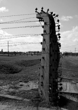 AUSCHWitz BIRKENAU POLAND - 09: 17: Auschwitz I toplama kampı çitleri, Polonya 'da Üçüncü Reich tarafından kurulan ve yönetilen bir Alman Nazi toplama kampı ve imha kampları ağı idi.. 