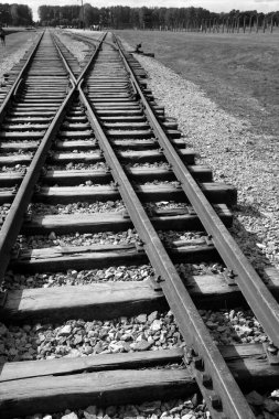 AUSCHWitz BIRKENAU POLAND - 09: 17: Auschwitz I toplama kampı rayları, Polonya 'daki 3. Reich tarafından kurulan ve yönetilen bir Alman Nazi toplama kampı ve imha kampı ağı.