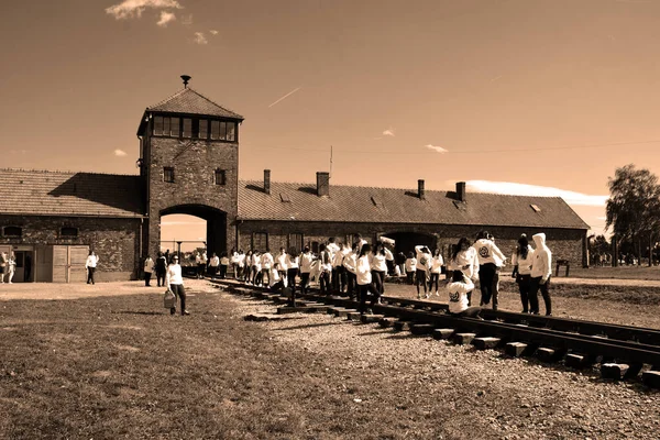 Auschwitz Birkenau Polen Junge Irsareli Besuchen Das Ehemalige Deutsche Vernichtungslager — Stockfoto