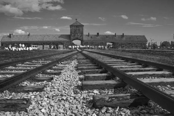 Auschwitz Birkenau Poland 奥斯威辛集中营入口是由德国纳粹集中营和波兰第三帝国建造和经营的灭绝集中营组成的网络 — 图库照片