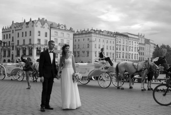 Киков Польша Счастливая Свадебная Пара Вечером Главной Площади Города — стоковое фото