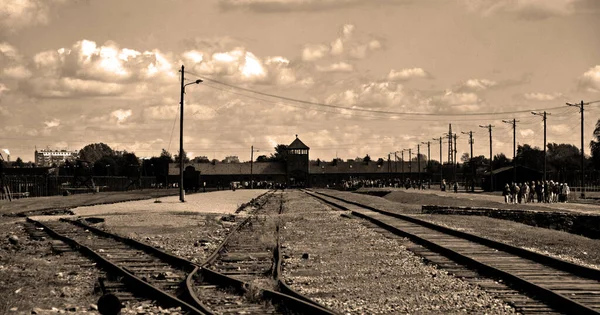 Auschwitz Birkenau Poland 奥斯威辛集中营入口是由德国纳粹集中营和波兰第三帝国建造和经营的灭绝集中营组成的网络 — 图库照片