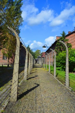 AUSCHWitZ BIRKENAU POLAND - 09: 17: Alman Nazi toplama ve imha kampı dünya mirasının elektrikli dikenli telleri..