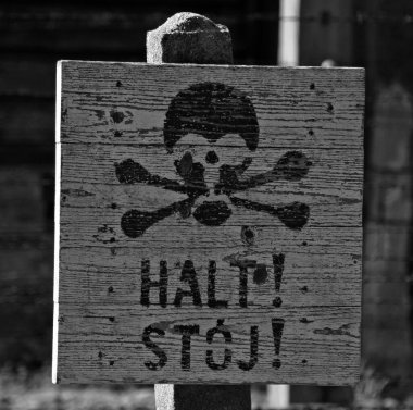 AUSCHWitZ BIRKENAU POLAND - 09: 09 17: Elektrikli dikenli teller Alman Nazi toplama ve imha kampının ölü bölge işareti.. 