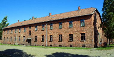 AUSCHWitz BIRKENAU POLAND - 09: 17: Auschwitz toplama kampı, Polonya 'daki Nazi toplama kampları ve imha kampları tarafından kurulan ve yönetilen bir ağdı..  