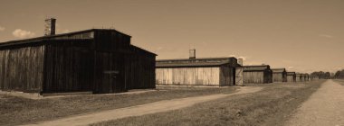 AUSCHWitz BirkENAU POLAND - 09: 17: Auschwitz Birkenau 'daki Nazi toplama kampının dışında demiryolu ile. İkinci Dünya Savaşı 'nda burada 1,5 milyon insan katledildi.. 