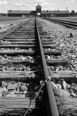 AUSCHWitZ BIRKENAU POLAND - 09: 17: tren raylı Auschwitz Birkenau Nazi toplama kampının ana kapısı. İkinci Dünya Savaşı 'nda burada 1,5 milyon insan katledildi.. 