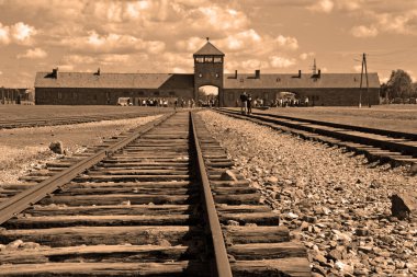 AUSCHWitZ BIRKENAU POLAND - 09: 17: tren raylı Auschwitz Birkenau Nazi toplama kampının ana kapısı. İkinci Dünya Savaşı 'nda burada 1,5 milyon insan katledildi..