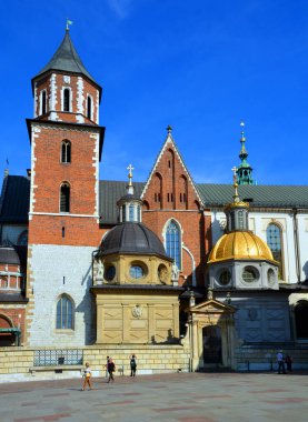 KRAKOW POLAND - 09: 14: 17: Wawel Hill şatosu ikametgahında Saints Stanislaus Kraliyet Katedral Bazilikası ve Wenceslaus. Kral III. Kaşmir 'in emriyle inşa edildi..  