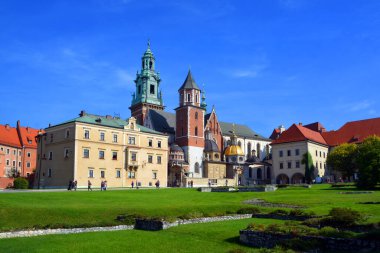 KRAKOW POLAND - 09: 14: 17: Wawel Hill şatosu ikametgahında Saints Stanislaus Kraliyet Katedral Bazilikası ve Wenceslaus. Kral III. Kaşmir 'in emriyle inşa edildi..  
