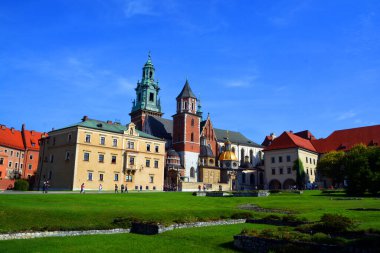 KRAKOW POLAND - 09: 14: 17: Wawel Hill şatosu ikametgahında Saints Stanislaus Kraliyet Katedral Bazilikası ve Wenceslaus. Kral III. Kaşmir 'in emriyle inşa edildi..  