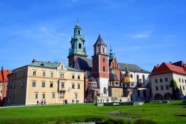 KRAKOW POLAND - 09: 14: 17: Wawel Hill şatosu ikametgahında Saints Stanislaus Kraliyet Katedral Bazilikası ve Wenceslaus. Kral III. Kaşmir 'in emriyle inşa edildi..  
