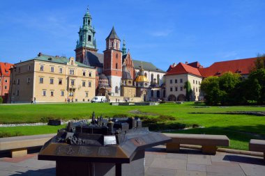 KRAKOW POLAND - 09: 14: 17: Wawel Hill şatosu ikametgahında Saints Stanislaus Kraliyet Katedral Bazilikası ve Wenceslaus. Kral III. Kaşmir 'in emriyle inşa edildi..   