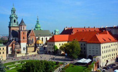 KRAKOW POLAND - 09: 14: 17: Wawel Hill şatosu ikametgahında Saints Stanislaus Kraliyet Katedral Bazilikası ve Wenceslaus. Kral III. Kaşmir 'in emriyle inşa edildi..  